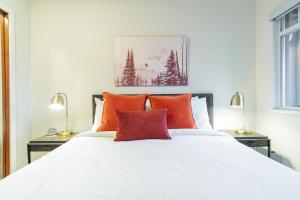 Uma cama ou camas num quarto em Sunpath by Outpost Whistler