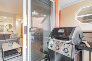 Uma televisão e/ou sistema de entretenimento em Sunpath by Outpost Whistler