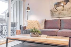 Uma área de estar em Sunpath by Outpost Whistler