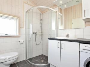 グローセンブローデにある6 person holiday home in Gro enbrodeのバスルーム(シャワー、トイレ、シンク付)