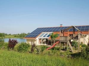 une maison avec des panneaux solaires sur le toit dans l'établissement 12 person holiday home in Otterndorf, à Otterndorf