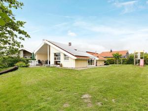 une maison avec une grande cour devant elle dans l'établissement 12 person holiday home in Otterndorf, à Otterndorf