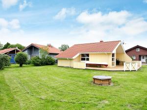 een huis in een tuin met een tafel in het gras bij 4 person holiday home in Otterndorf in Otterndorf