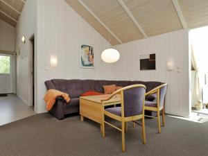 オッテルンドルフにあるFour-Bedroom Holiday home in Otterndorf 13のリビングルーム(ソファ、テーブル、椅子付)