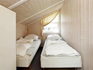 Four-Bedroom Holiday home in Otterndorf 13にあるベッド
