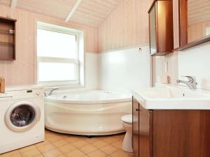 Kylpyhuone majoituspaikassa 12 person holiday home in Otterndorf