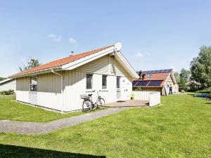 ein weißes Haus mit einem Fahrrad davor geparkt in der Unterkunft 4 person holiday home in Otterndorf in Otterndorf