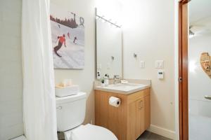 Uma casa de banho em Sunpath by Outpost Whistler