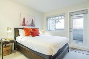 Uma cama ou camas num quarto em Sunpath by Outpost Whistler