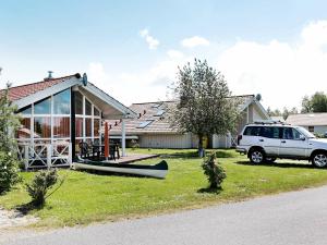 Ein weißer Truck parkt vor einem Haus. in der Unterkunft 6 person holiday home in Otterndorf in Otterndorf