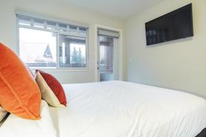 Uma televisão e/ou sistema de entretenimento em Sunpath by Outpost Whistler