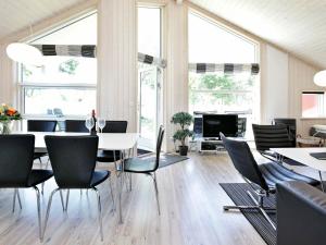 TV a/nebo společenská místnost v ubytování Three-Bedroom Holiday home in Großenbrode 1