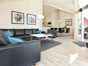 sala de estar con sofá y mesa en 8 person holiday home in Gro enbrode, en Großenbrode