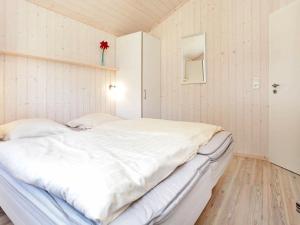 グローセンブローデにあるThree-Bedroom Holiday home in Großenbrode 6のベッドルーム(白いシーツを使用した大型ベッド1台付)