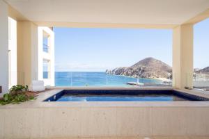 בריכת השחייה שנמצאת ב-1 Homes Preview Cabo או באזור