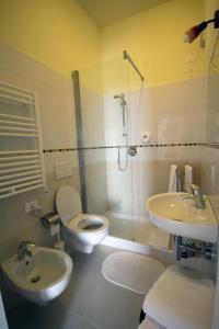 a bathroom with a toilet and a sink and a shower at Affittacamere Ciccio e Pinolo in La Spezia