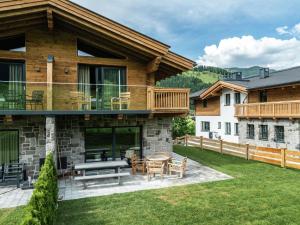 レオガングにあるLuxury Chalet in Leogang near Ski Areaのパティオとデッキ付きの家