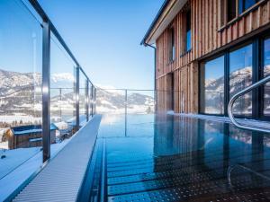 Baseinas apgyvendinimo įstaigoje Luxury chalet with pool and sauna, skilift at 500m arba netoliese