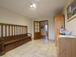 uma sala de estar com um banco e uma escadaria em Quaint Holiday Home in Gouvy with Sauna em Rogery