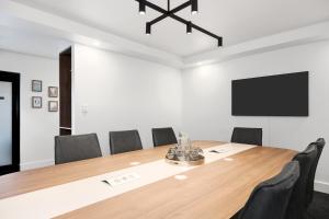 una sala de conferencias con una gran mesa de madera y sillas en Bluegum Dubbo Motel, en Dubbo