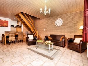 een woonkamer met lederen stoelen en een tafel bij Small simple and reasonably priced semi detached house with its own terrace in Houffalize