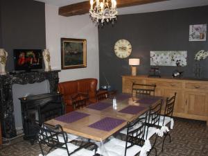 een eetkamer met een tafel en stoelen en een klok aan de muur bij Luxurious Holiday Home with Garden in Gimn e in Doische