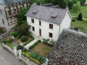 een luchtzicht op een wit huis met een dak bij Luxurious Holiday Home with Garden in Gimn e in Doische