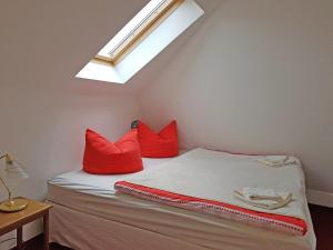 En eller flere senge i et værelse på Charming holiday home with swimming pool near the Baltic Sea