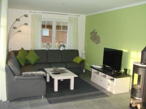 - un salon avec un canapé et une télévision dans l'établissement Fairy tale holiday home in Rerik with private terrace, à Rerik