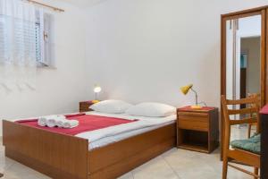 Posteľ alebo postele v izbe v ubytovaní Apartments Nataša - 100m from sea