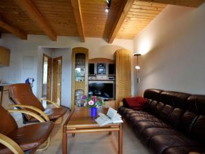 sala de estar con sofá de cuero y mesa en Appealing holiday home in Ciggiano with private pool, en Boddin