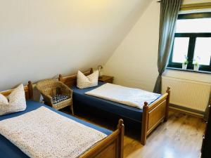 een kamer met 2 bedden en een raam bij Spacious Apartment in Dargun Mecklenburg with Swimming Pool in Barlin