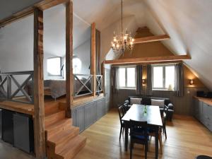 HanshagenにあるModern Holiday Home in Detershagen with Private Terraceのリビングルーム(ダイニングルームテーブル付)、ベッドルーム1室が備わります。