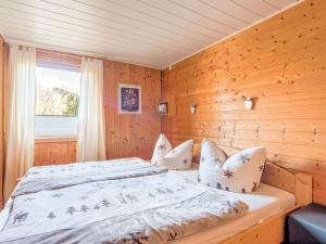 GüntersbergeにあるStunning Holiday Home in G ntersberge near Lakeの木製の壁のベッドルーム1室