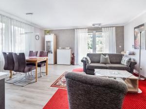 een woonkamer met een bank en een tafel bij Ruhiges Apartment in Schwalefeld mit Garten in Willingen
