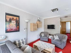 een woonkamer met 2 stoelen en een bank bij Ruhiges Apartment in Schwalefeld mit Garten in Willingen +32 foto's