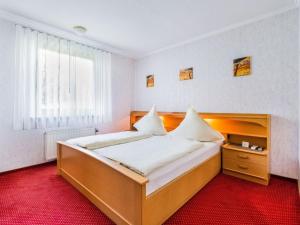 een slaapkamer met een groot bed in een kamer bij Ruhiges Apartment in Schwalefeld mit Garten in Willingen