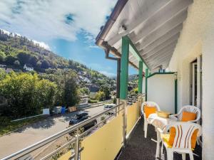 een balkon met stoelen en uitzicht op een weg bij Ruhiges Apartment in Schwalefeld mit Garten in Willingen