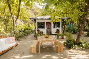 a small house with a table and a couch at Villas Paraiso Azul in Santa Teresa Beach