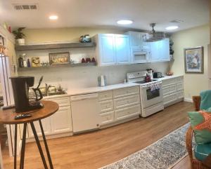 Gallery image of E12 Awesome renovation, comfy well stocked kitchen make some memories! in Saint Simons Island