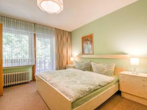 - une chambre avec un grand lit et une fenêtre dans l'établissement Apartment with terrace in Sauerland region, à Medebach