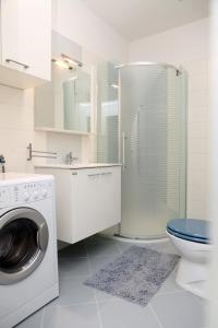 La salle de bains est pourvue d'un lave-linge et de toilettes. dans l'établissement Koper Homey Retreat LURE, à Koper