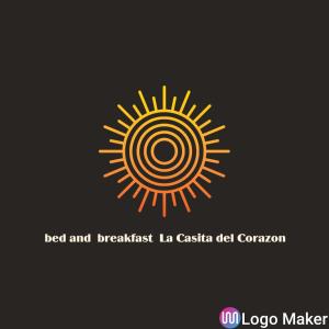 un logotipo de sol amarillo sobre fondo negro en la CASITA DEL CORAZON, en Castillo del Romeral