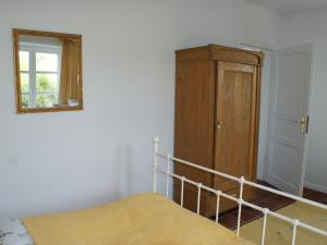 Un pat sau paturi într-o cameră la Quaint Apartment in Semlow Germany with Garden