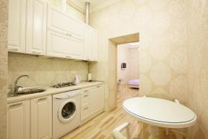 A kitchen or kitchenette at Crystal Apartments