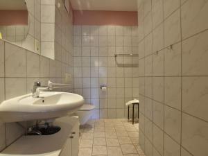 レリクにあるCozy apartment in Rerik Germany near Seaの白いバスルーム(洗面台、トイレ付)