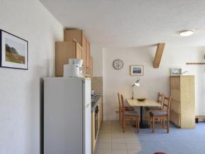 レリクにあるSpacious Apartment in Rerik Germany near Seaのキッチン(白い冷蔵庫、テーブル付)