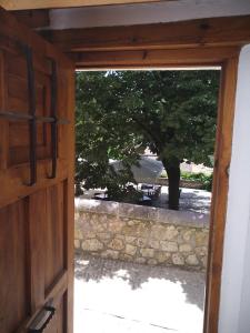 クエンカにあるLa Casita de Nerea con Parking Gratuitoの木の見える開口ドア
