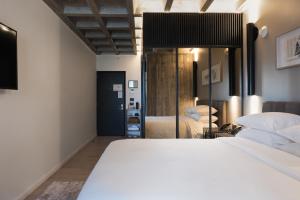 Postel nebo postele na pokoji v ubytování Bellwort Hotel