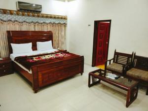Cama ou camas em um quarto em New Royal Residency PECHS